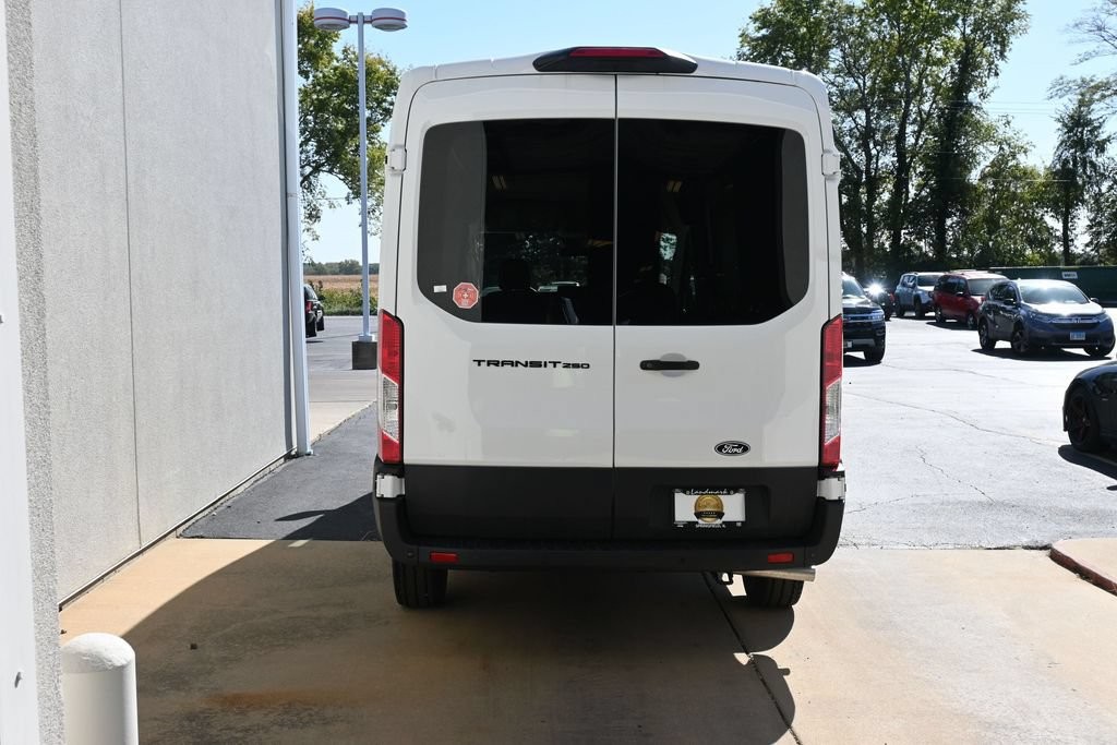 Ford Transit-250 Vehicle Full-screen Gallery Image 12