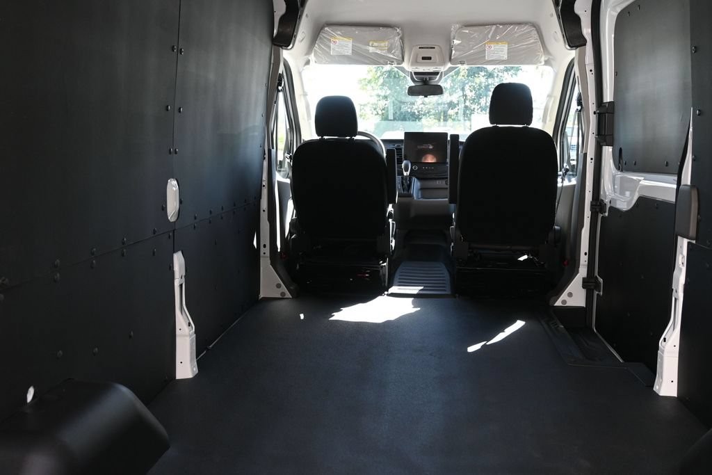 Ford Transit-250 Vehicle Full-screen Gallery Image 13