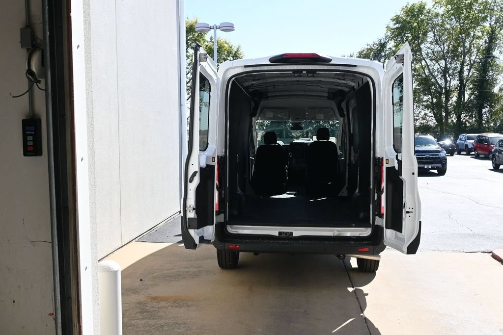 Ford Transit-250 Vehicle Full-screen Gallery Image 14