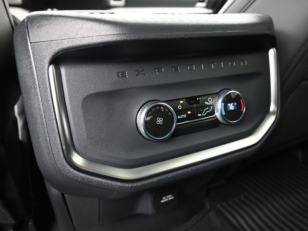 Ford Expedition Vehicle Full-screen Gallery Image 10