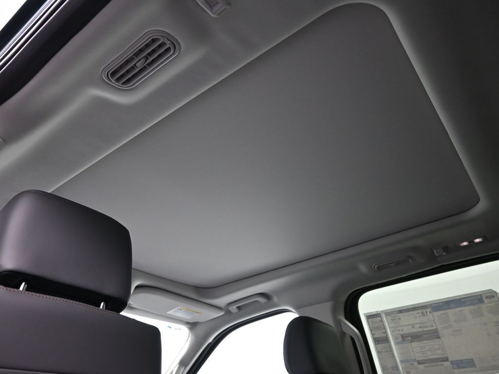 Ford Expedition Vehicle Full-screen Gallery Image 15