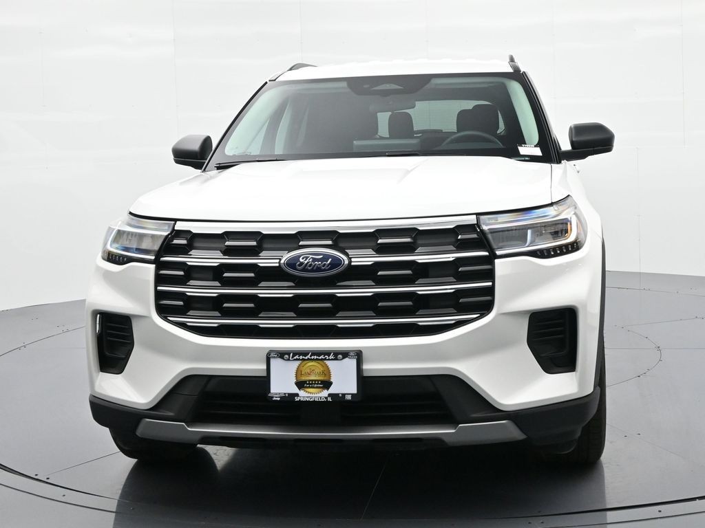 Ford Explorer Vehicle Full-screen Gallery Image 3