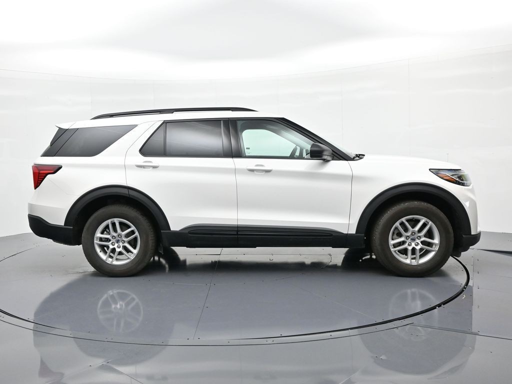 Ford Explorer Vehicle Full-screen Gallery Image 5