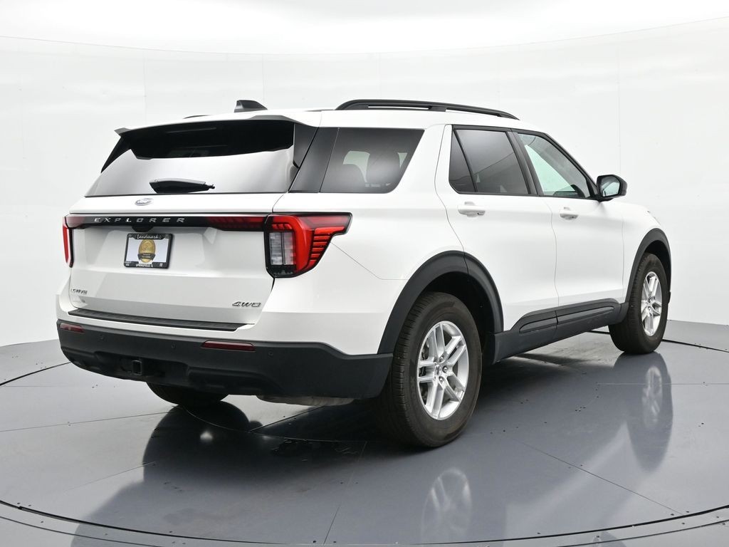 Ford Explorer Vehicle Full-screen Gallery Image 6