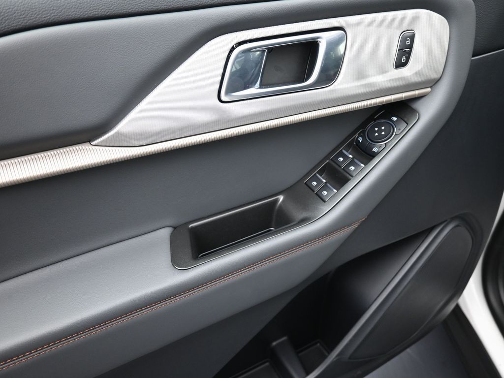 Ford Explorer Vehicle Full-screen Gallery Image 10