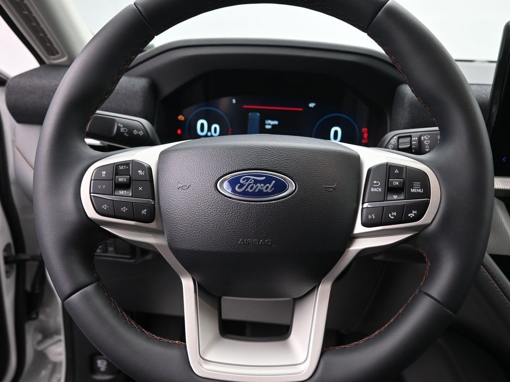 Ford Explorer Vehicle Full-screen Gallery Image 13