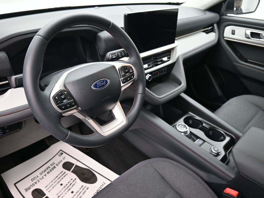 Ford Explorer Vehicle Full-screen Gallery Image 15