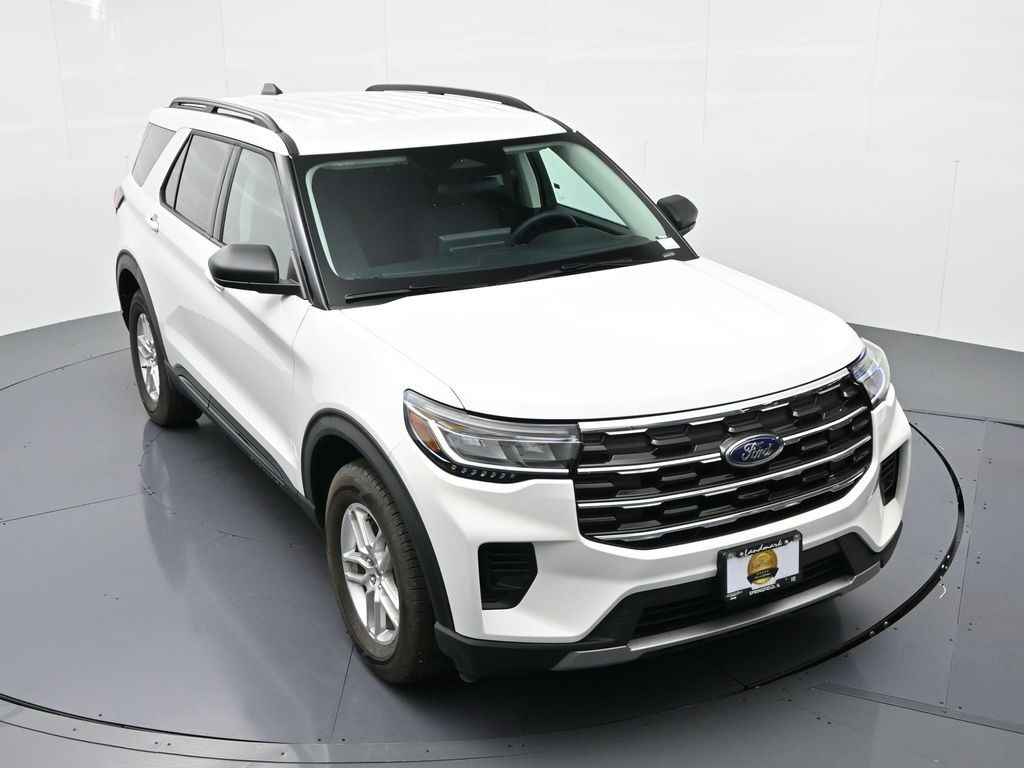 Ford Explorer Vehicle Full-screen Gallery Image 16