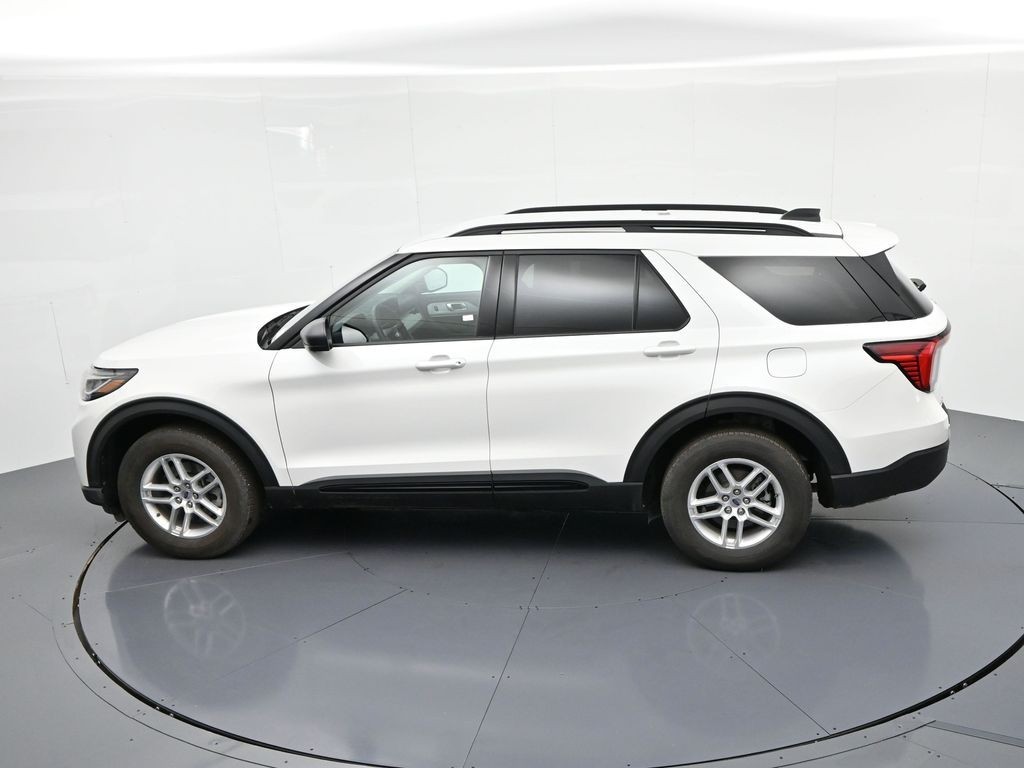 Ford Explorer Vehicle Full-screen Gallery Image 19