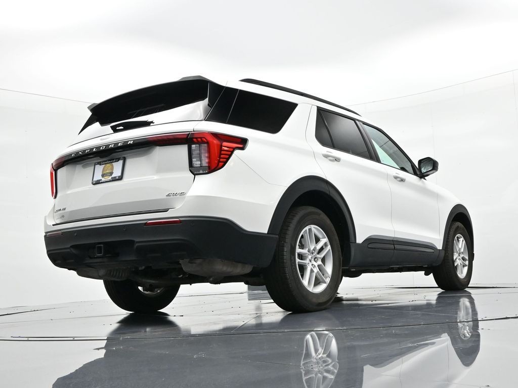 Ford Explorer Vehicle Full-screen Gallery Image 22