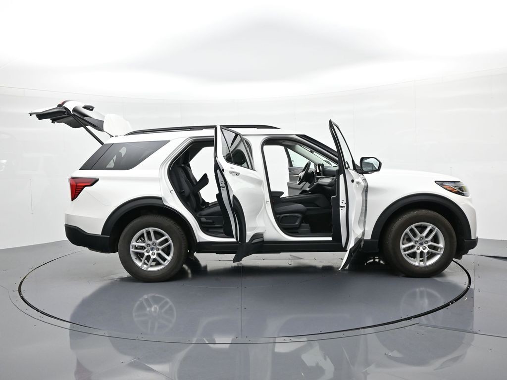 Ford Explorer Vehicle Full-screen Gallery Image 24