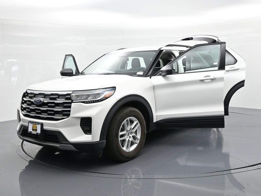 Ford Explorer Vehicle Full-screen Gallery Image 26