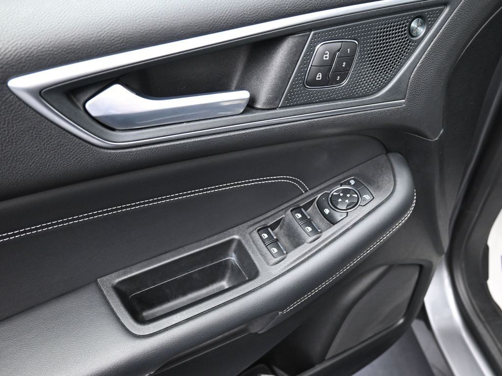 Ford Edge Vehicle Full-screen Gallery Image 10