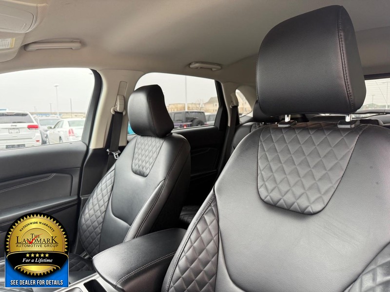 Ford Edge Vehicle Full-screen Gallery Image 9