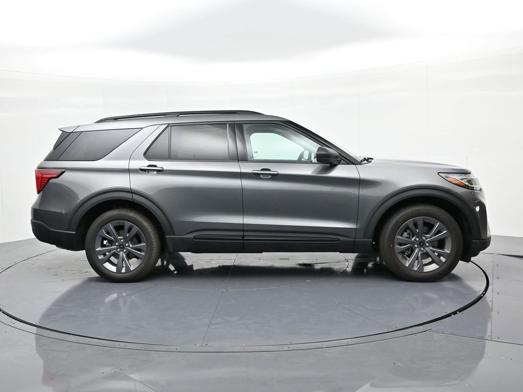 Ford Explorer Vehicle Full-screen Gallery Image 5