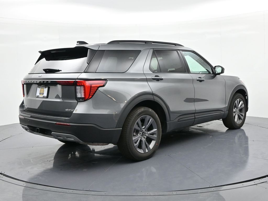 Ford Explorer Vehicle Full-screen Gallery Image 6