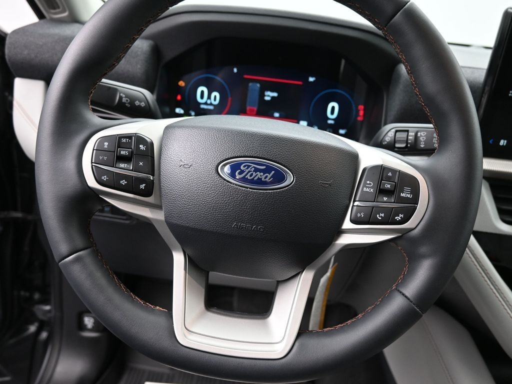 Ford Explorer Vehicle Full-screen Gallery Image 14