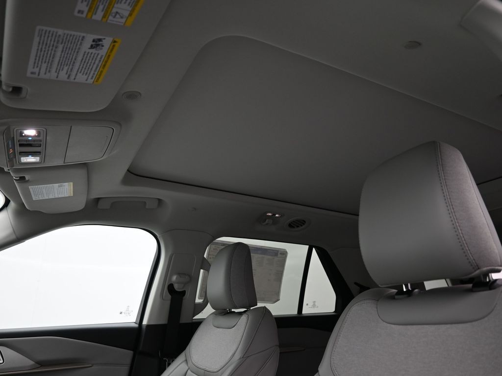 Ford Explorer Vehicle Full-screen Gallery Image 16