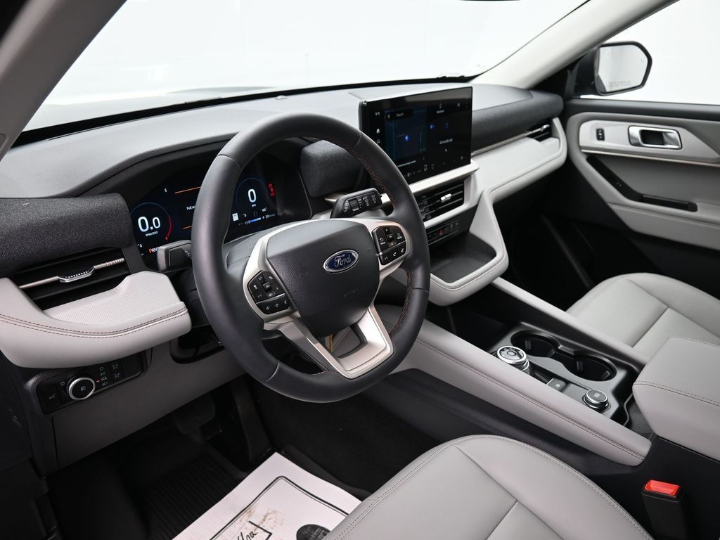 Ford Explorer Vehicle Full-screen Gallery Image 17