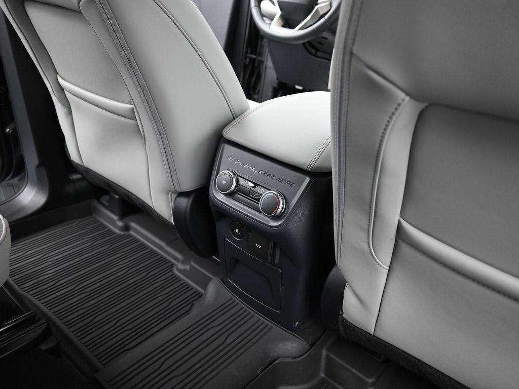Ford Explorer Vehicle Full-screen Gallery Image 18