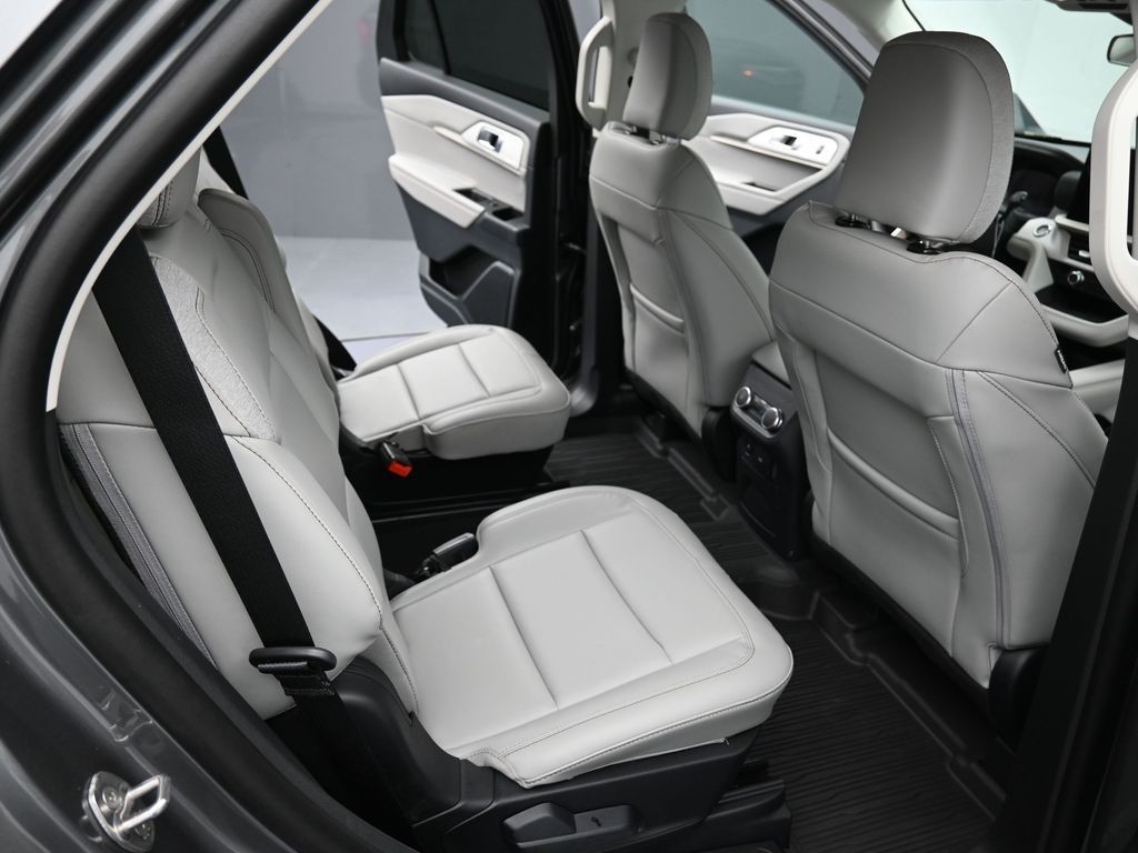 Ford Explorer Vehicle Full-screen Gallery Image 19