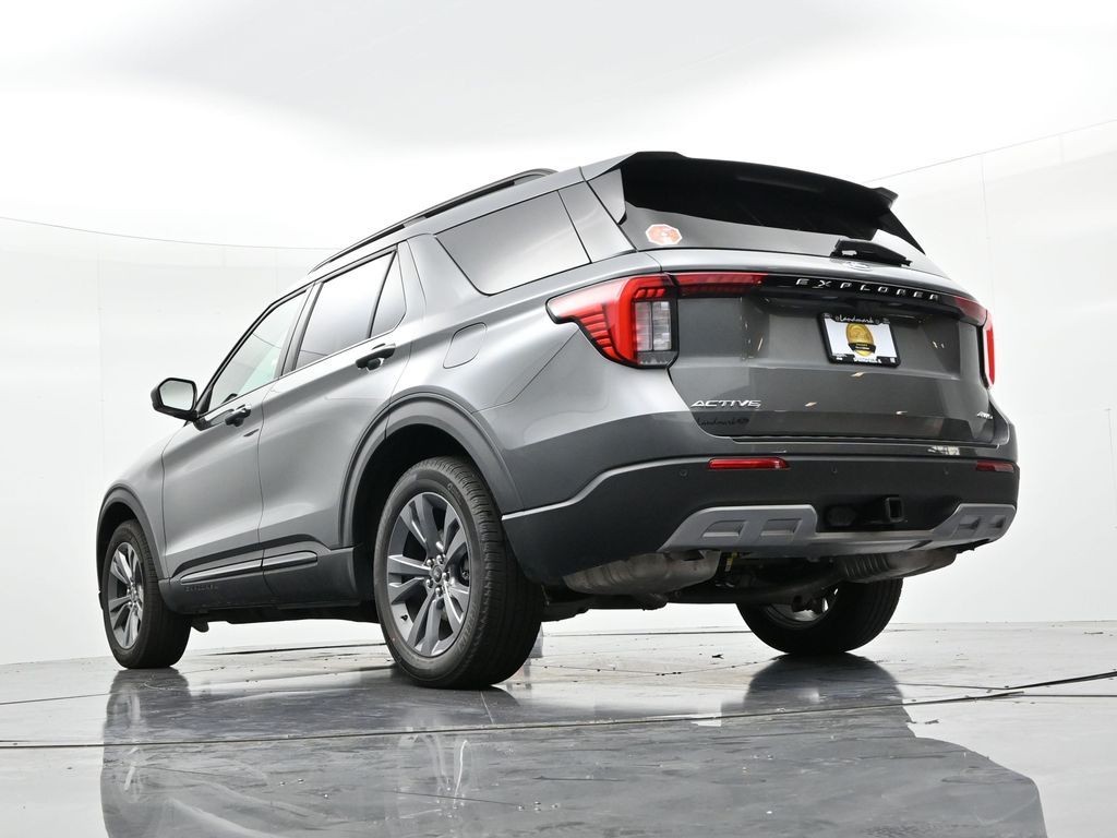 Ford Explorer Vehicle Full-screen Gallery Image 24