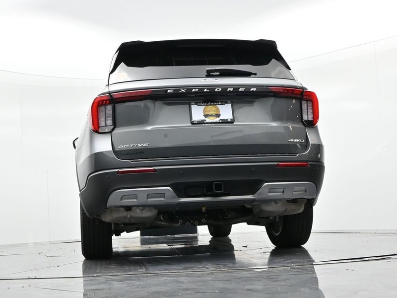 Ford Explorer Vehicle Full-screen Gallery Image 25