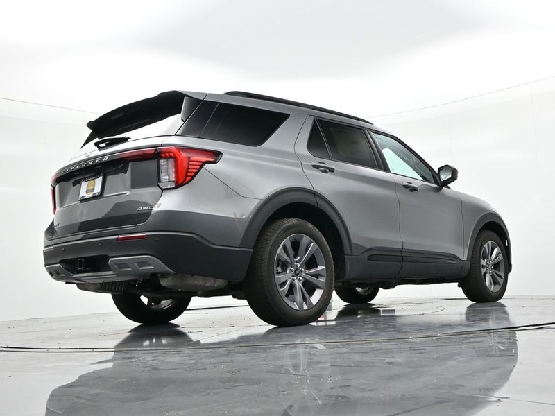 Ford Explorer Vehicle Full-screen Gallery Image 26