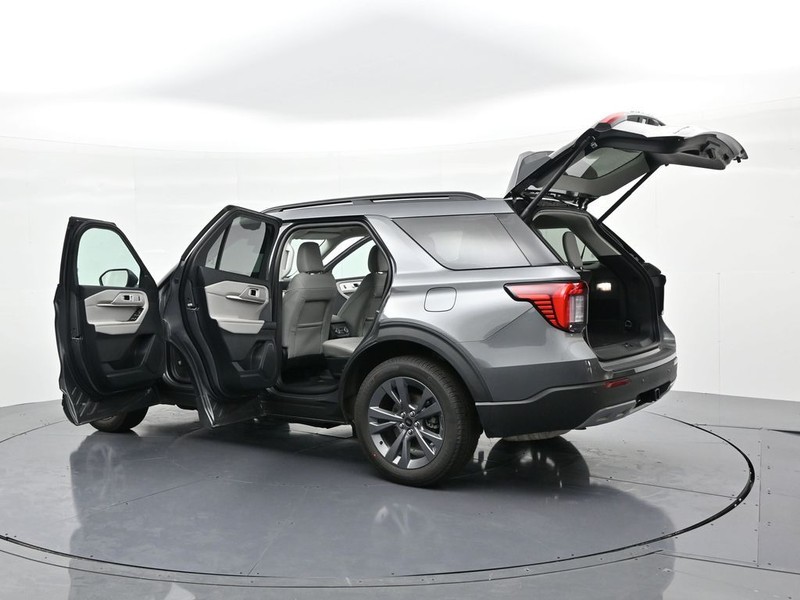 Ford Explorer Vehicle Full-screen Gallery Image 29