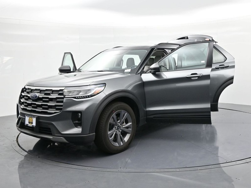 Ford Explorer Vehicle Full-screen Gallery Image 30