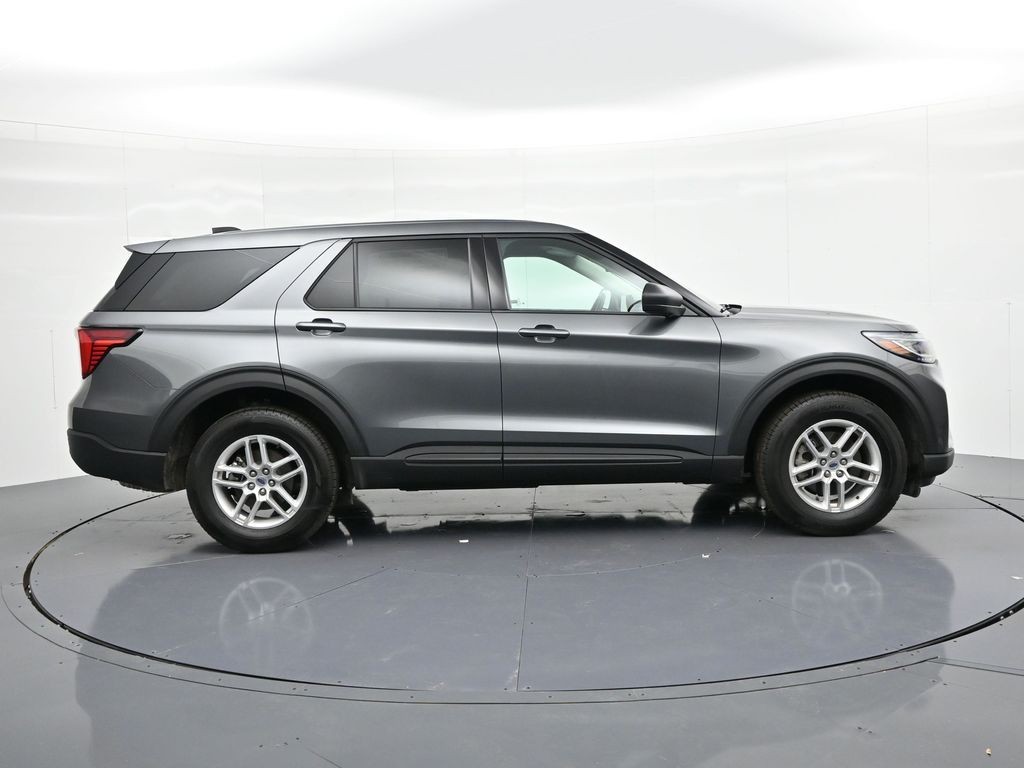 Ford Explorer Vehicle Full-screen Gallery Image 5