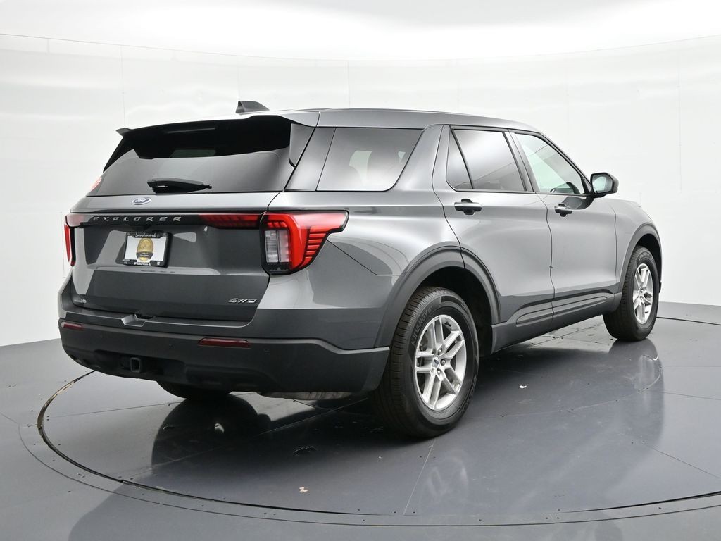 Ford Explorer Vehicle Full-screen Gallery Image 6