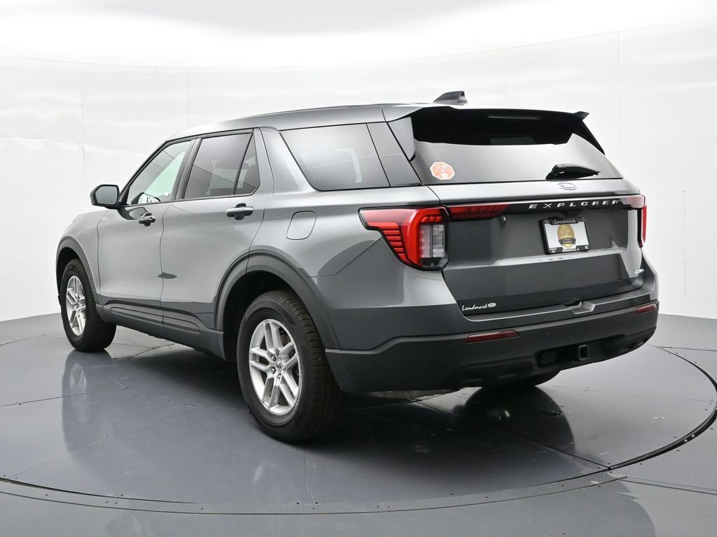 Ford Explorer Vehicle Full-screen Gallery Image 8