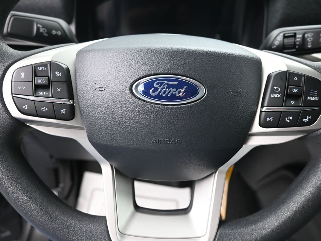 Ford Explorer Vehicle Full-screen Gallery Image 17