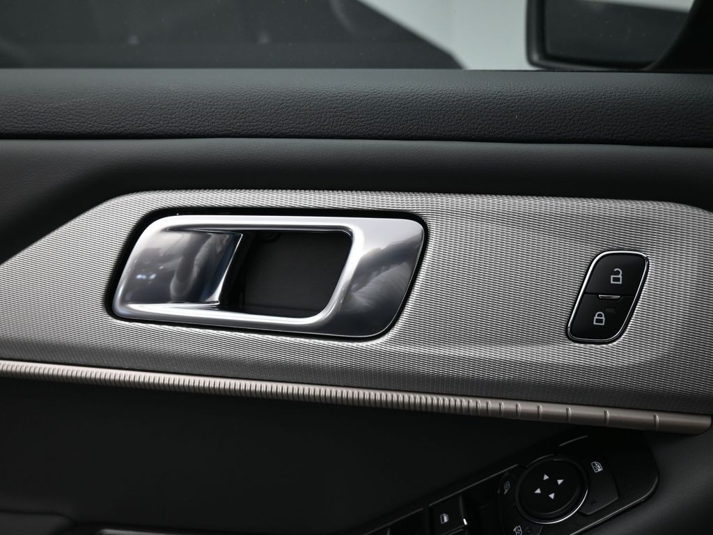 Ford Explorer Vehicle Full-screen Gallery Image 19