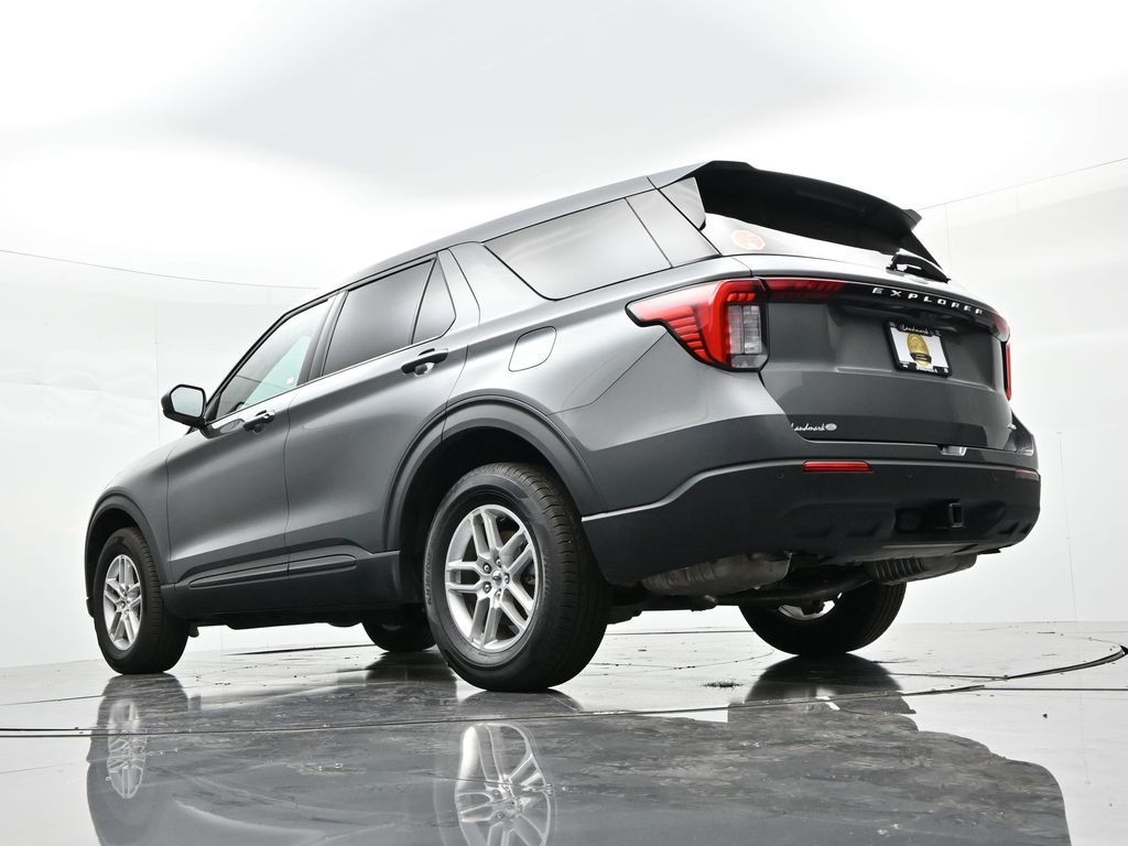 Ford Explorer Vehicle Full-screen Gallery Image 26