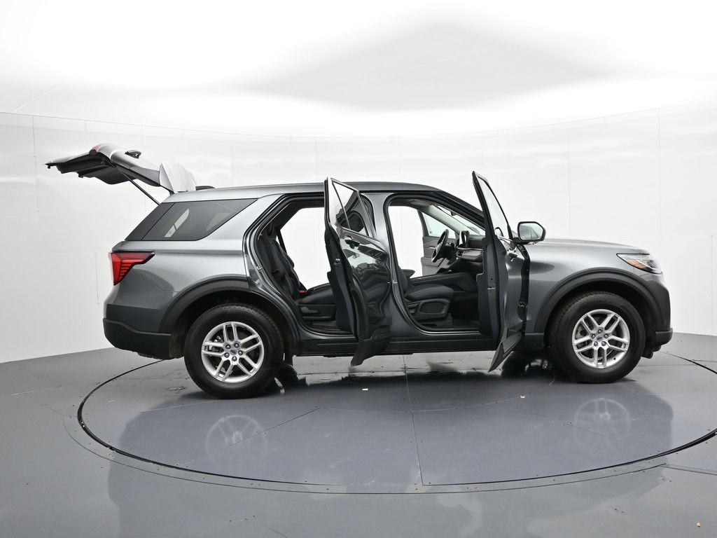 Ford Explorer Vehicle Full-screen Gallery Image 30