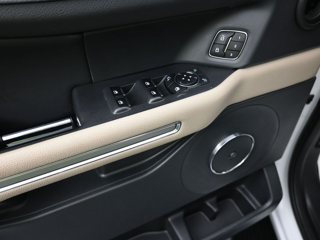 Ford Expedition Max Vehicle Full-screen Gallery Image 10