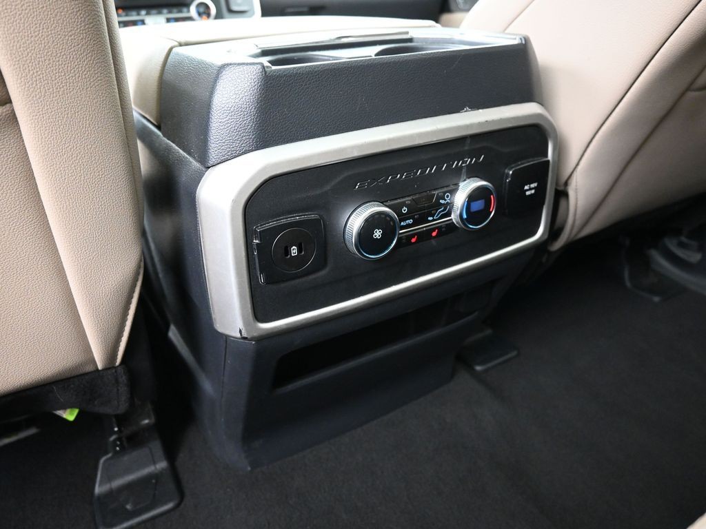 Ford Expedition Max Vehicle Full-screen Gallery Image 16