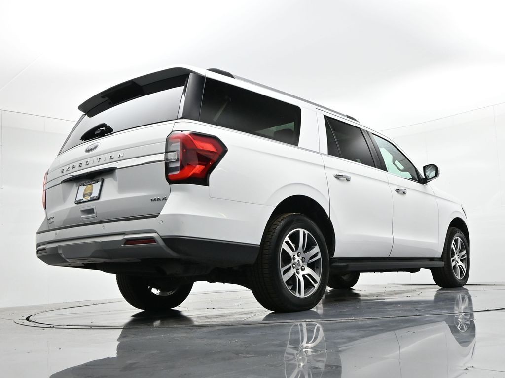 Ford Expedition Max Vehicle Full-screen Gallery Image 23