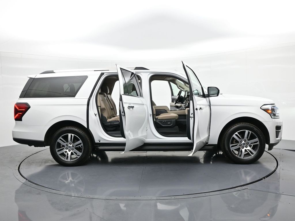 Ford Expedition Max Vehicle Full-screen Gallery Image 25