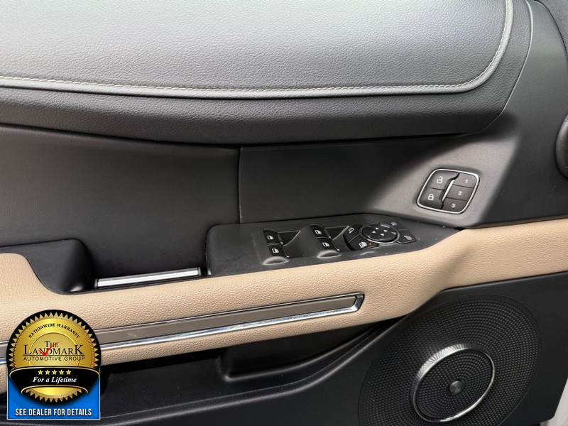 Ford Expedition Max Vehicle Full-screen Gallery Image 8