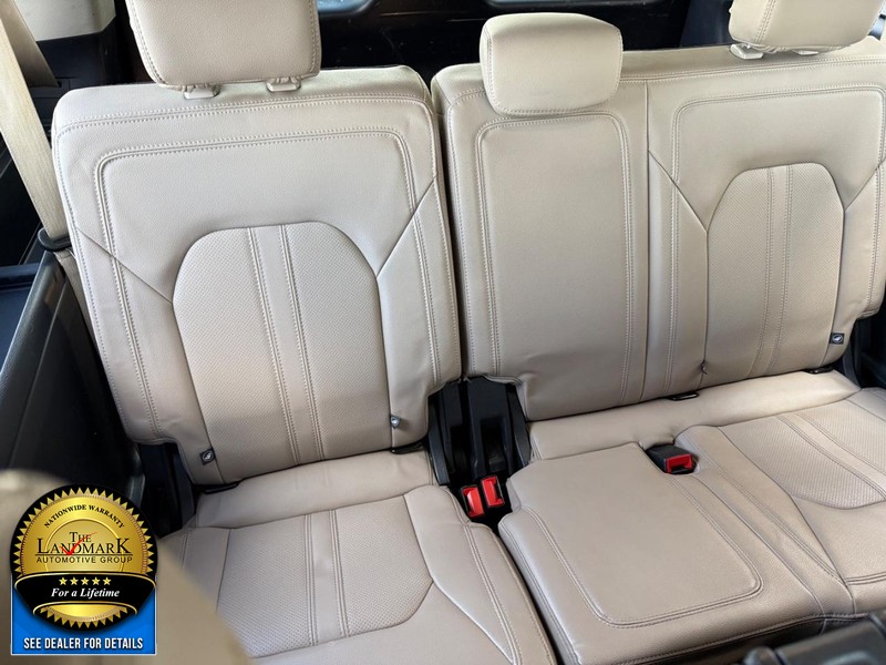 Ford Expedition Max Vehicle Full-screen Gallery Image 18