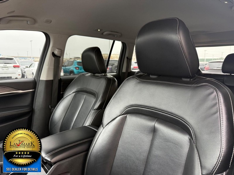 Jeep Grand Cherokee Vehicle Full-screen Gallery Image 9