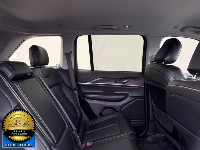 Jeep Grand Cherokee Vehicle Full-screen Gallery Image 16