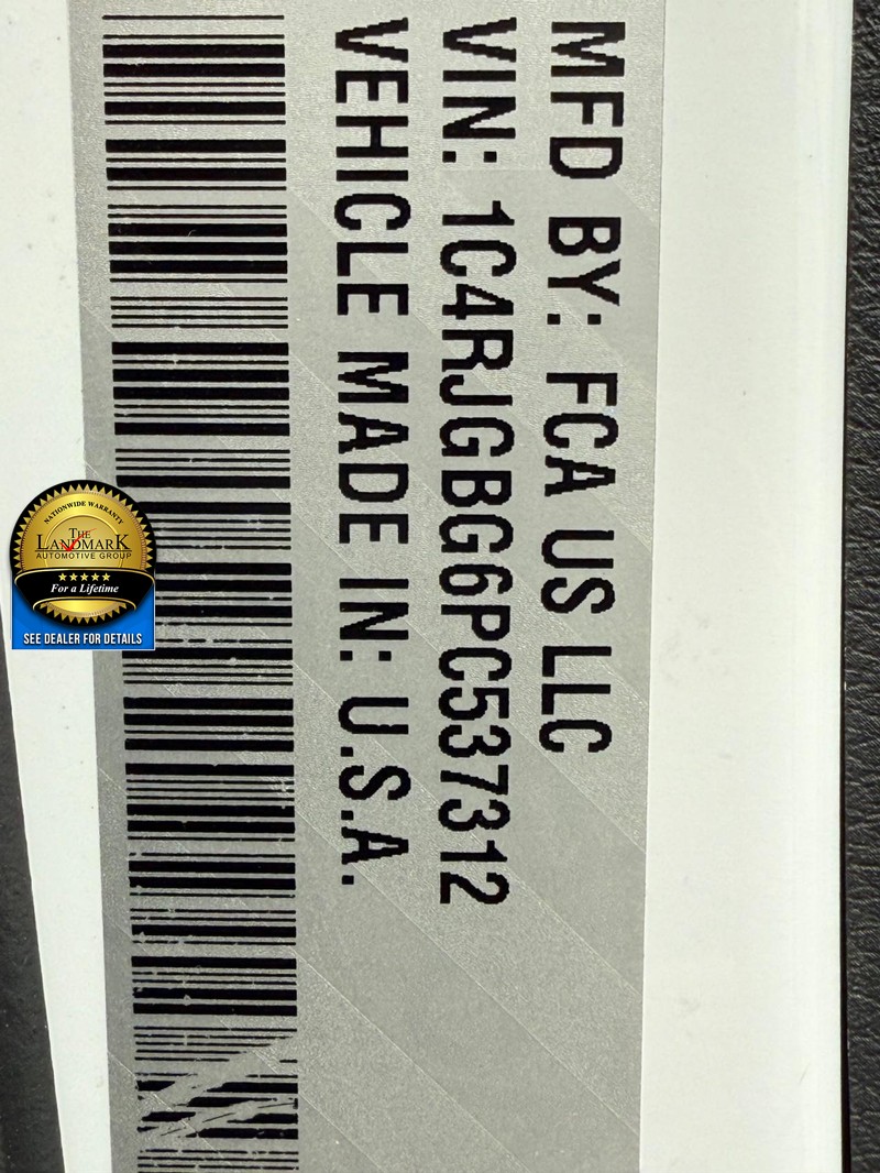 Jeep Grand Cherokee Vehicle Full-screen Gallery Image 23