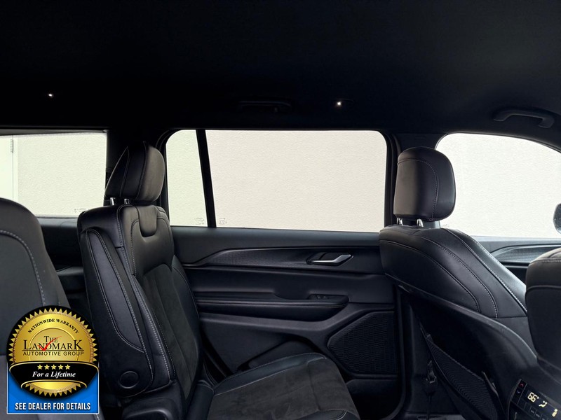 Jeep Grand Cherokee L Vehicle Full-screen Gallery Image 15