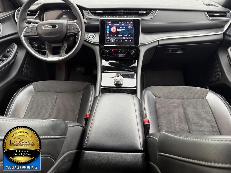 Jeep Grand Cherokee L Vehicle Full-screen Gallery Image 18