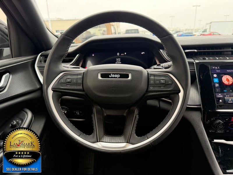 Jeep Grand Cherokee L Vehicle Full-screen Gallery Image 19