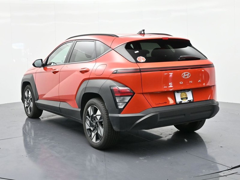 Hyundai Kona Vehicle Full-screen Gallery Image 8